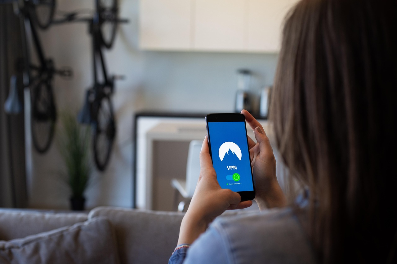 découvrez comment un vpn (réseau privé virtuel) protège votre vie privée en ligne, sécurise vos connexions et vous permet d'accéder à du contenu géo-bloqué tout en surfant sur internet de manière anonyme.